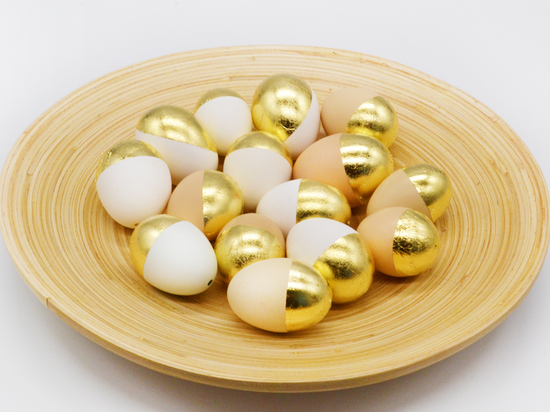 Eier mit Blattmetall auf Holzschale