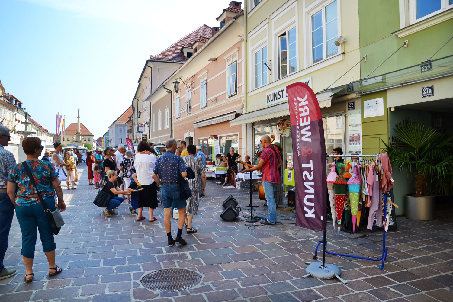Blick auf das Fest, zu sehen sind mehrere Leute